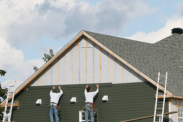 Professional Siding Installation technician working in Ridgeway, SC